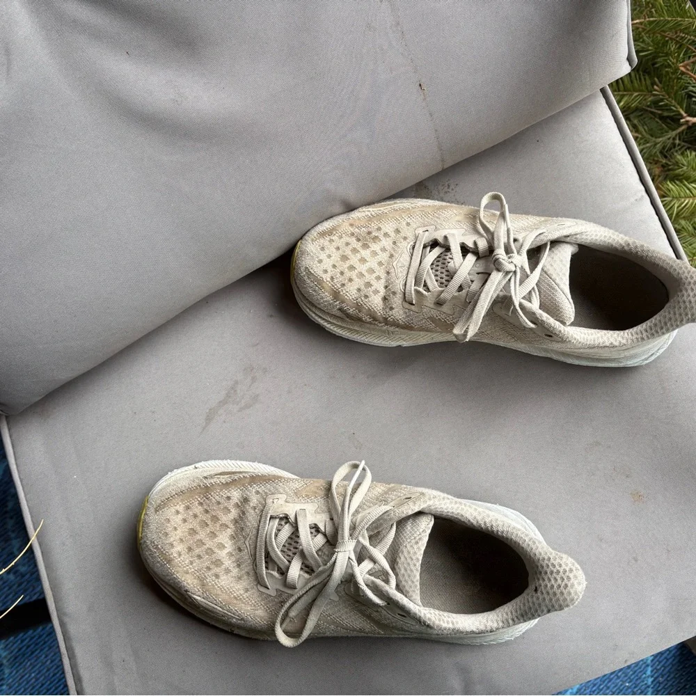 very well worn hokas - Picture 2 of 4